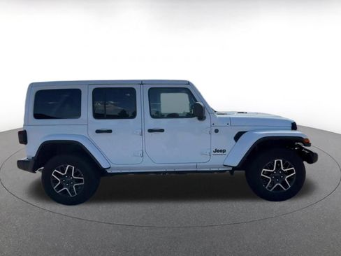 Used 2025 Jeep Wrangler Unlimited Sahara AWD/4WD image 16