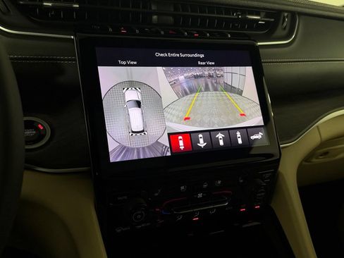 Certified 2025 Jeep Grand Cherokee Limited w/ Luxury Tech Group II RWD image 16