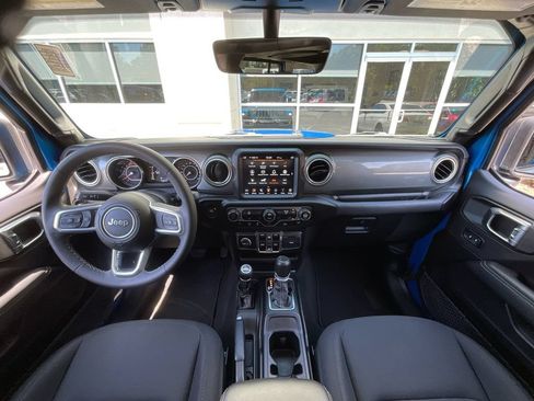 Used 2023 Jeep Wrangler Unlimited Sahara AWD/4WD image 18