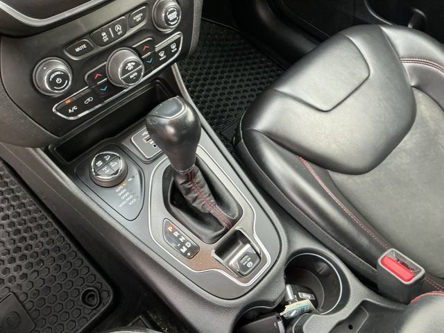 Used 2019 Jeep Cherokee Trailhawk w/ Comfort & Convenience Group AWD/4WD image 18