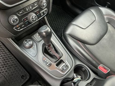 Used 2019 Jeep Cherokee Trailhawk w/ Comfort & Convenience Group AWD/4WD image 18