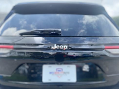 Used 2023 Jeep Grand Cherokee Laredo w/ Luxury Tech Group I AWD/4WD image 33