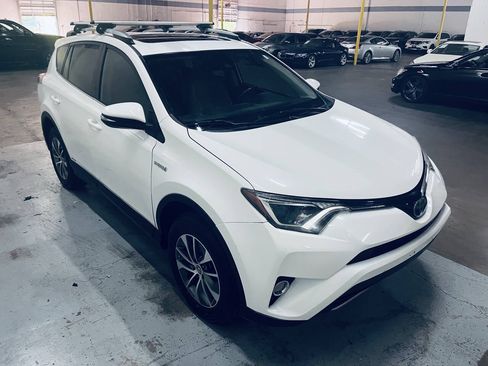 Used 2017 Toyota RAV4 XLE AWD/4WD image 5