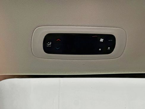 Used 2023 Chrysler Pacifica Touring-L FWD image 25