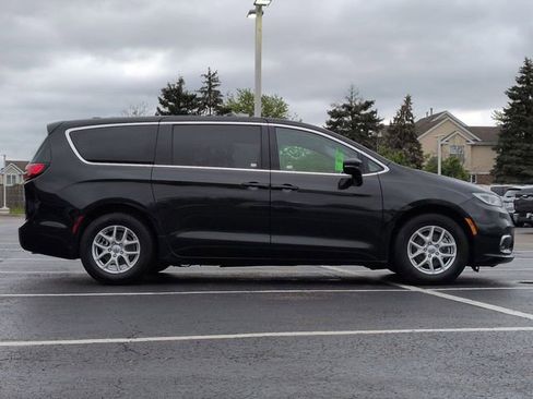 Used 2024 Chrysler Pacifica Touring-L FWD image 4