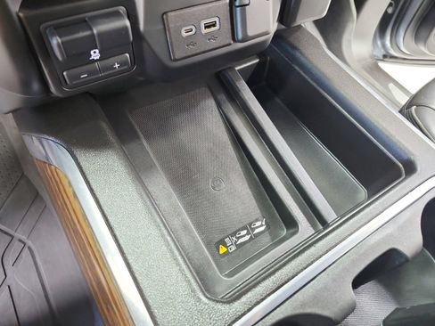 Used 2022 Chevrolet Silverado 1500 High Country AWD/4WD image 32