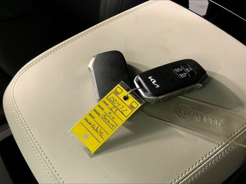 Certified 2023 Kia Carnival EX FWD image 11