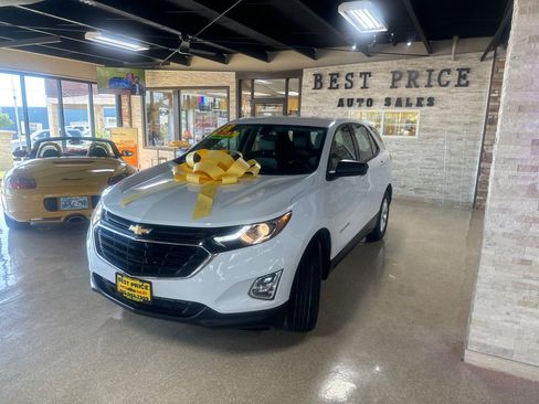 Used 2018 Chevrolet Equinox LS FWD image 3