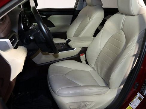 Used 2020 Toyota Highlander XLE image 4