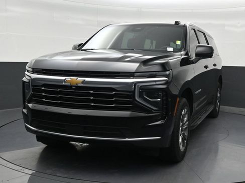 Used 2026 Chevrolet Suburban LS RWD image 9