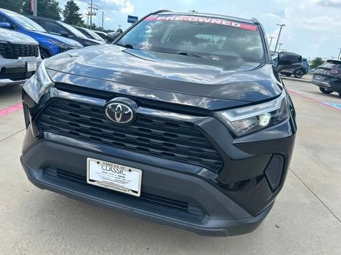 Used 2022 Toyota RAV4 XLE FWD image 3