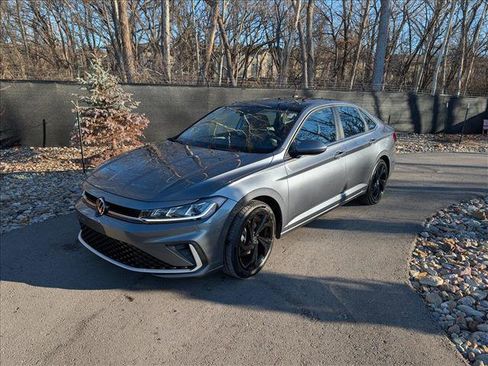Certified 2025 Volkswagen Jetta SE w/ Sunroof Package image 1