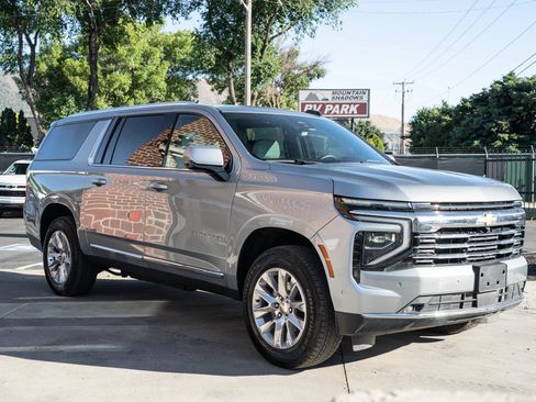 Used 2025 Chevrolet Suburban Premier AWD/4WD image 12