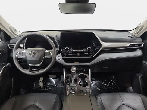 Certified 2024 Toyota Highlander Limited AWD/4WD image 9