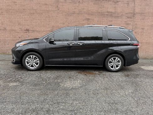 Used 2022 Toyota Sienna Platinum w/ Protection Package (TMS) image 2
