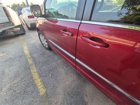 Used 2016 Chrysler Town & Country Touring FWD image 5