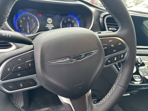 New 2026 Chrysler Pacifica Select image 10