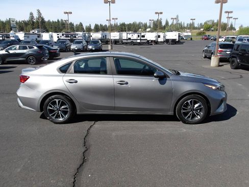 Used 2022 Kia Forte LXS FWD image 6