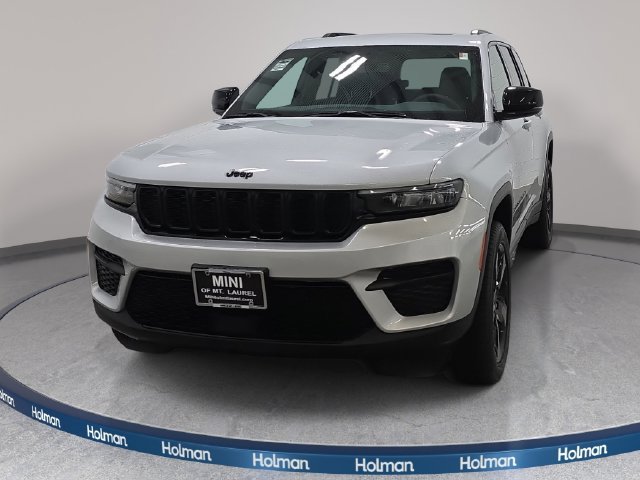 Used 2024 Jeep Grand Cherokee Altitude AWD/4WD image 3