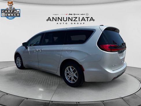 Used 2024 Chrysler Pacifica Touring-L FWD image 3