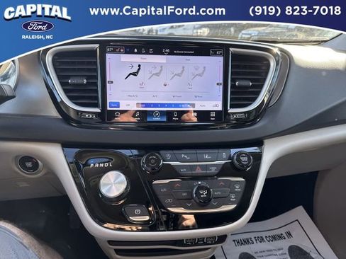 Used 2024 Chrysler Pacifica Touring-L image 25