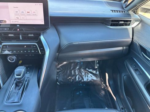 Certified 2024 Toyota Venza XLE image 18