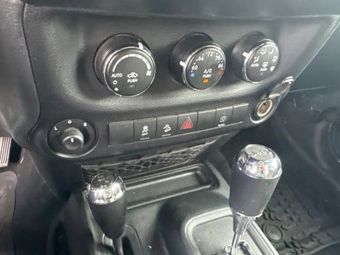 Used 2017 Jeep Wrangler Unlimited Sahara w/ Connectivity Group AWD/4WD image 24