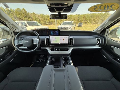 Used 2025 Ford Expedition Max Active RWD image 13