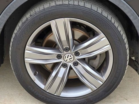 Used 2018 Volkswagen Tiguan SEL Premium image 29