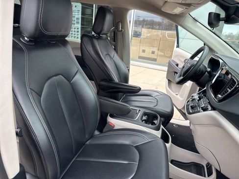 Used 2023 Chrysler Pacifica Touring-L image 41