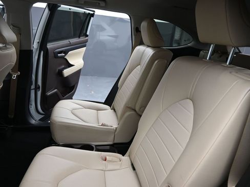 Used 2022 Toyota Highlander XLE image 15