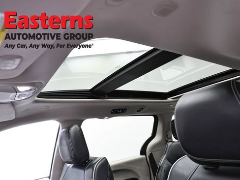 Used 2023 Chrysler Pacifica Limited FWD image 37