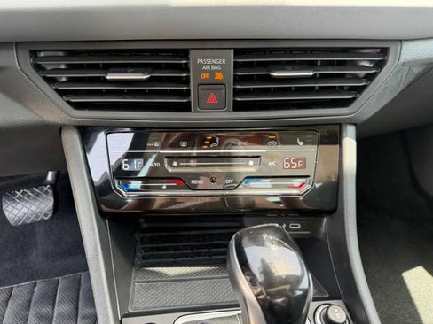Used 2025 Volkswagen Jetta SE FWD image 17