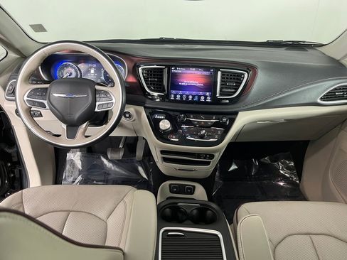Used 2020 Chrysler Pacifica Limited FWD image 17