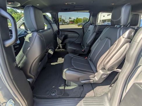 New 2025 Chrysler Pacifica Select image 27