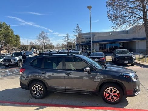Used 2023 Subaru Forester Premium image 5