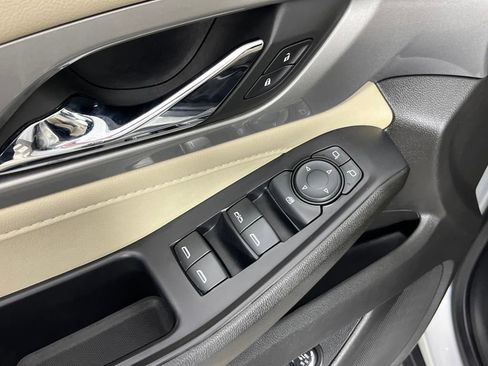 Used 2022 Chevrolet Traverse LT image 25