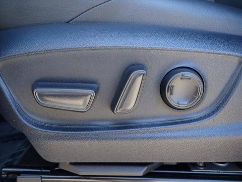 Used 2025 Toyota Tacoma Limited AWD/4WD image 11