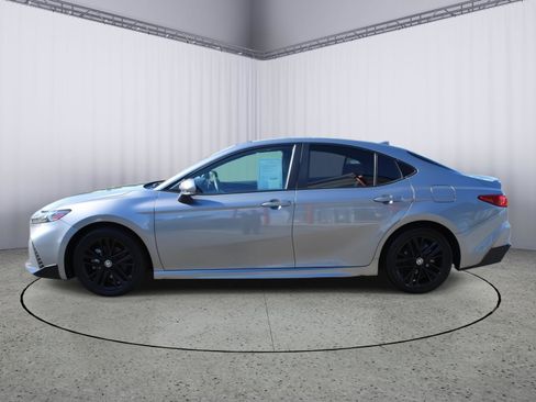 Used 2025 Toyota Camry SE image 5