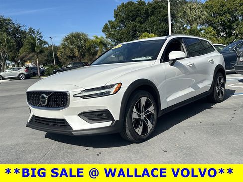 Used 2025 Volvo V60 B5 Cross Country Plus image 2