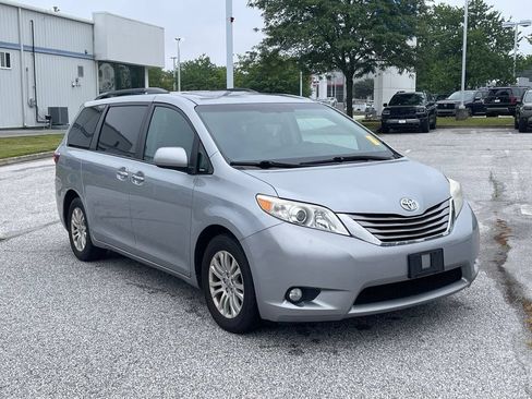 Used 2017 Toyota Sienna XLE w/ XLE Navigation Package FWD image 3