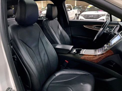 Used 2020 Lincoln Nautilus Reserve image 7