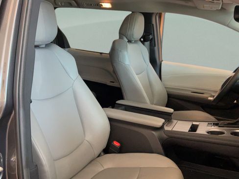 Certified 2025 Toyota Sienna XLE FWD image 33