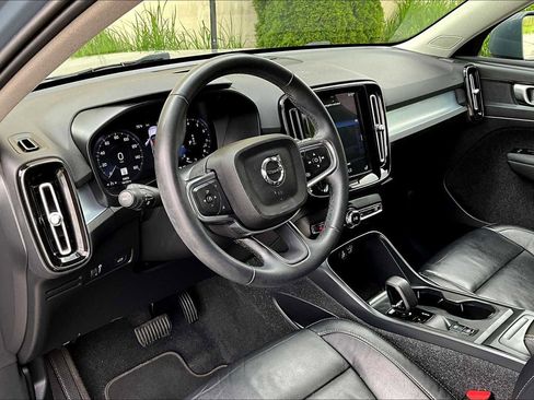 Used 2022 Volvo XC40 T5 Momentum image 17