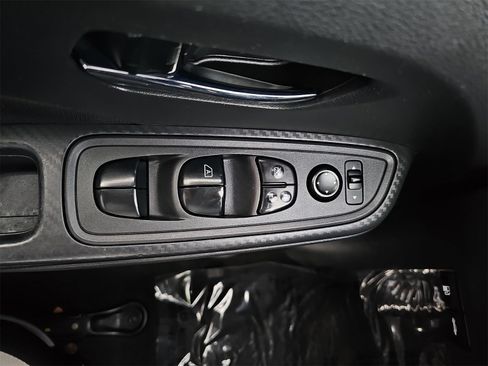 Used 2021 Nissan Versa SV image 28