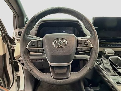 Used 2025 Toyota Sienna Limited AWD/4WD image 9