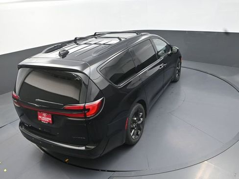 Used 2025 Chrysler Pacifica Limited FWD image 3