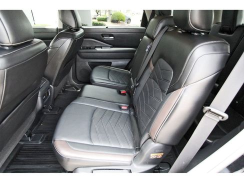 Certified 2024 Nissan Pathfinder Platinum w/ Cargo Package FWD image 7