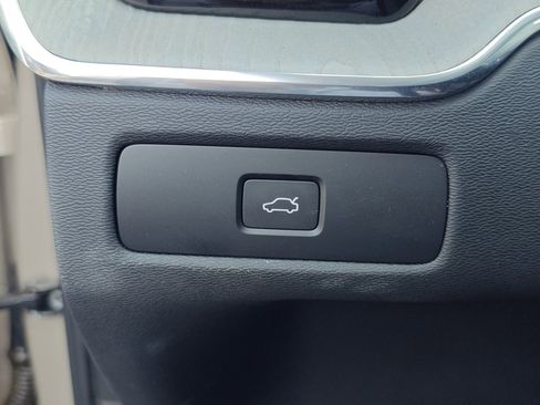 Used 2025 Volvo XC60 B5 Plus image 17