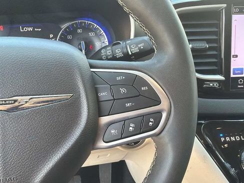 Used 2024 Chrysler Pacifica Touring-L FWD image 33